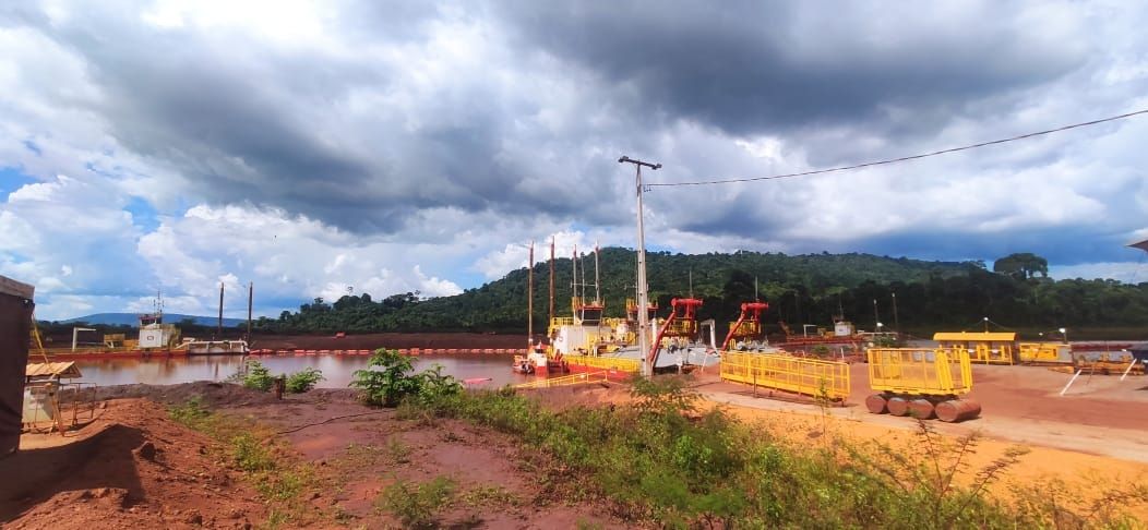 Electric mining dredger